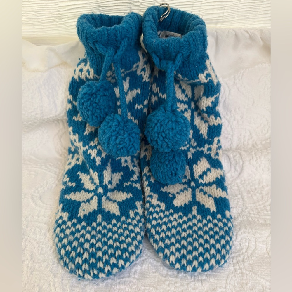 *aerie* Snowflake Pom Pom Sweater Slippers! NWOT. Size Small